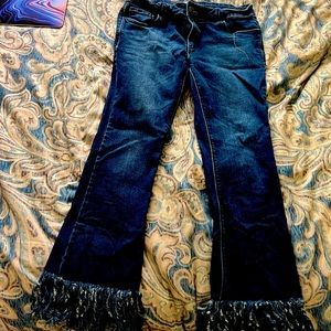 Cropped shredded jeans